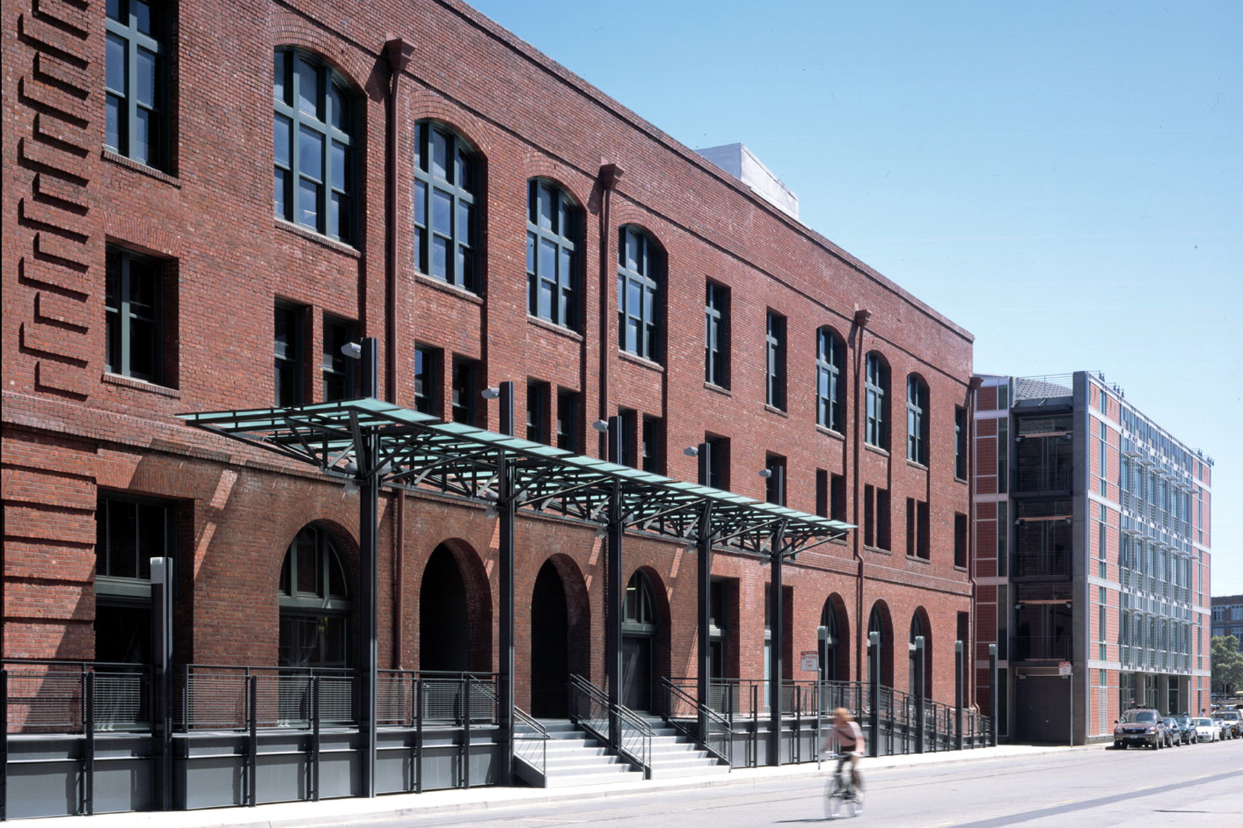 The historic Baker and Hamilton building in the South of Market neighborhood in San Francisco was renovated to include modern office workspaces, along with the addition to the new office building at 625 Townsend, creating a juxtaposition between the past and the present, and a contemporary reinterpretation of the warehouse district.