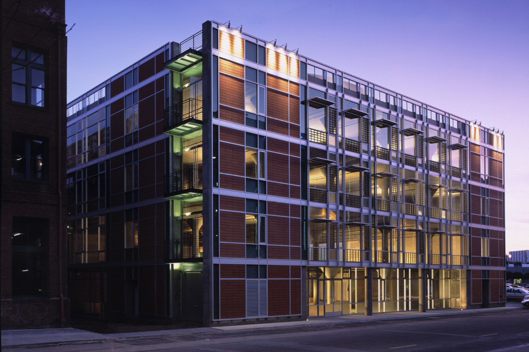 The historic Baker and Hamilton building in the South of Market neighborhood in San Francisco was renovated to include modern office workspaces, along with the addition to the new office building at 625 Townsend, creating a juxtaposition between the past and the present, and a contemporary reinterpretation of the warehouse district.