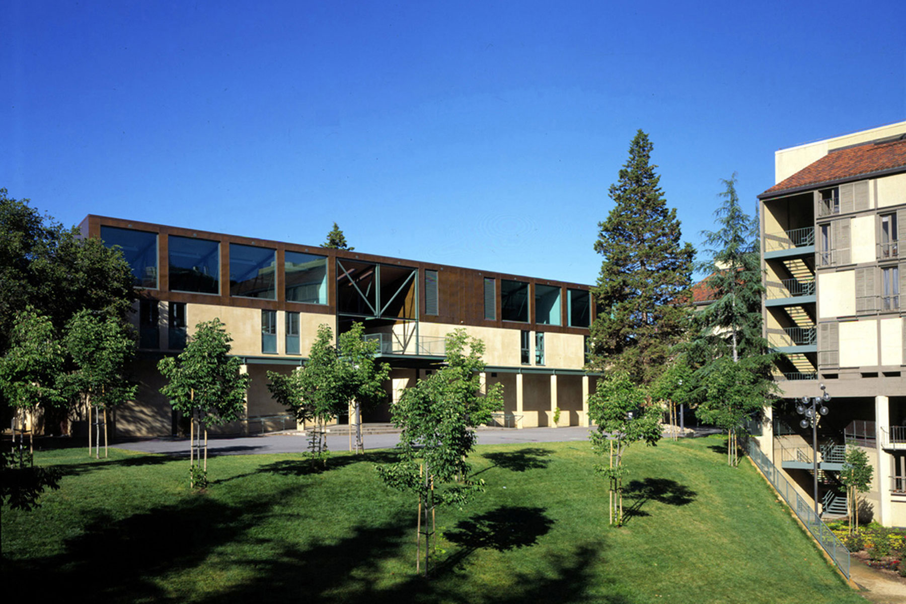 This annex building at the Stanford University campus in the Bay Area houses a unique, interdisciplinary product development program for the Business and Engineering schools.