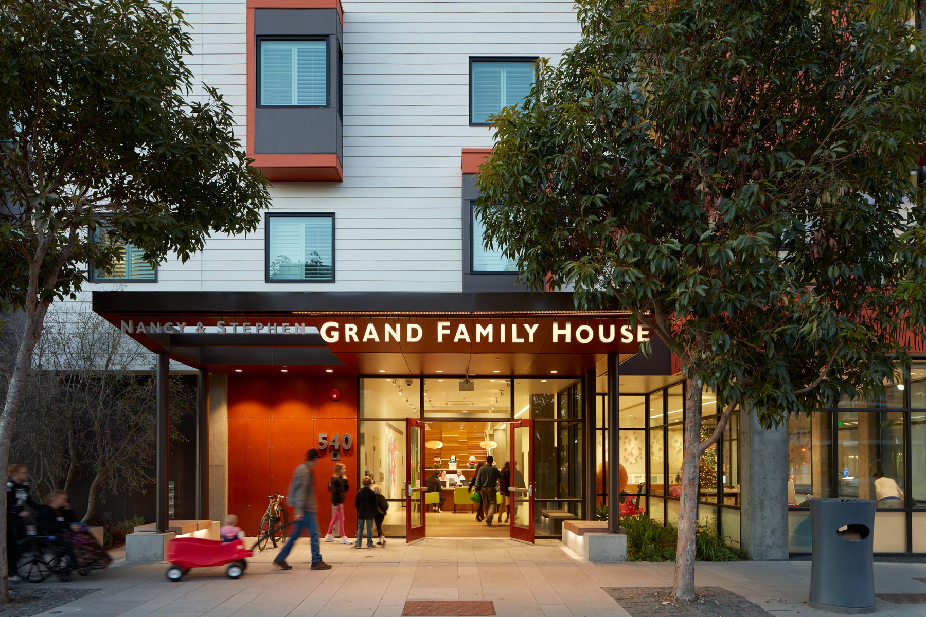 The Nancy and Stephen Grand Family House is a LEED Platinum certified home that provides a comforting, supportive, and sustainably healthy environment for families whose children are being treated at the nearby UC San Francisco Benioff Children’s Hospital.